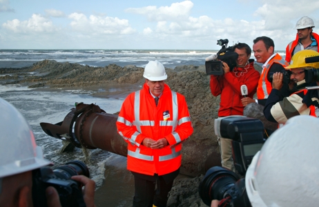 Burgemeester Ivo Opstelten van Rotterdam heeft maandag het opspuiten van de zandvlakte voor de Tweede Maasvlakte in gang gezet. 