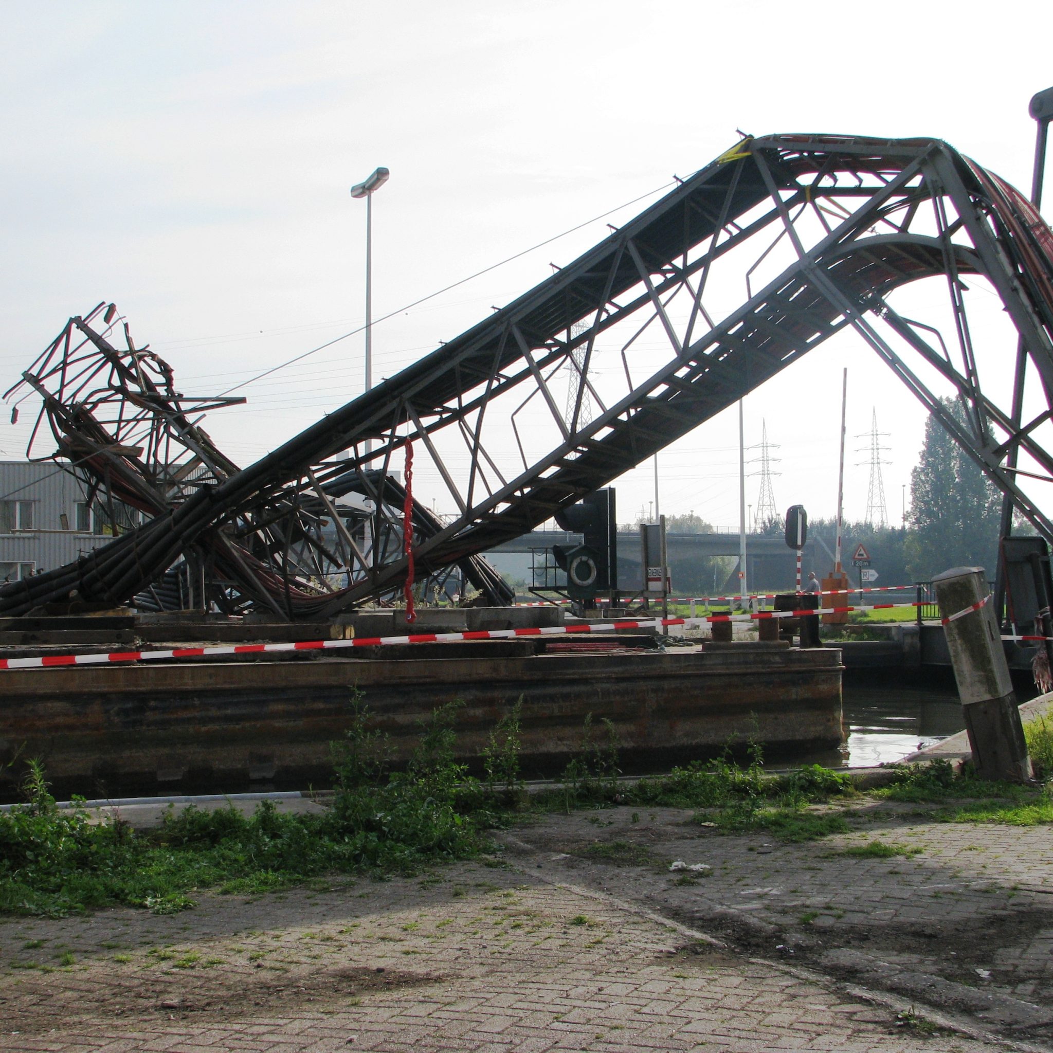 Nederlands schip vaart tegen brug