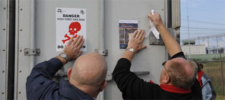 FNV stickert tegen gascontainers