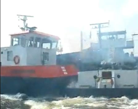 Video: Containerschip ramt duwstel