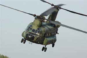 Transporthelikopters oefenen boven Bergsche Maas