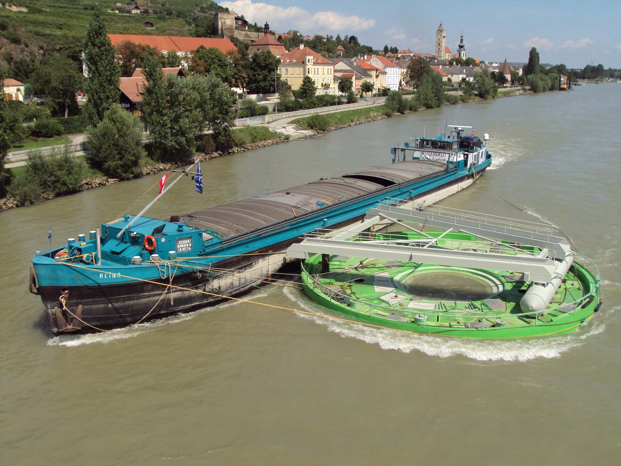 Reina met amper drijvend ‘gebakje' over de Donau