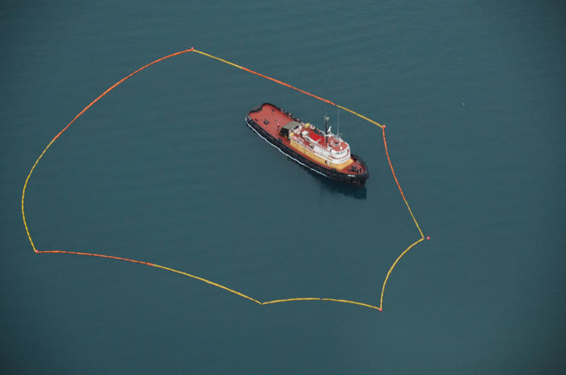 Sleepboot lekt olie voor kust Alaska