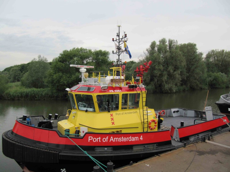 Haven Amsterdam doopt nieuwe duurzame patrouilleboot