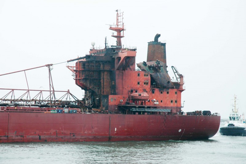 Zwaargehavende bulker komt lossen in IJmuiden