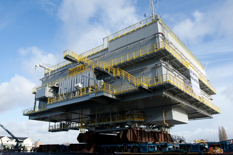 Riffgat offshore onderstation klaar voor transport