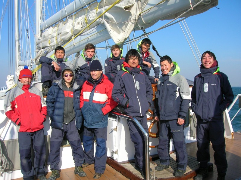 Kazachstaanse maritieme studenten op Eendracht