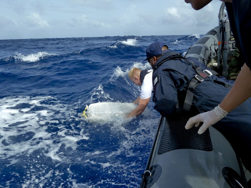 Marine vangt weer drugs in Caraïben
