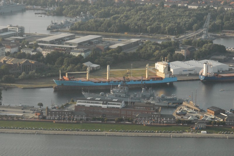 'Gevangen' containerschepen na weken naar Wilhelmshaven