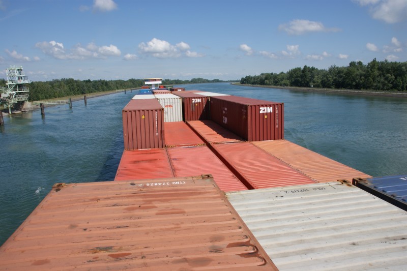 Containervaart plooit vaarschema behoedzaam om terminalplanning