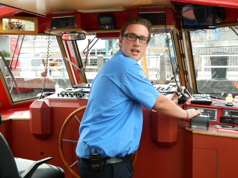 Achttienjarige wordt jongste rondvaartschipper van Amsterdam