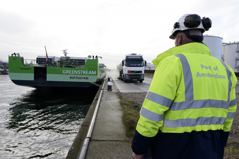 Amsterdamse haven opent tanklocatie voor LNG