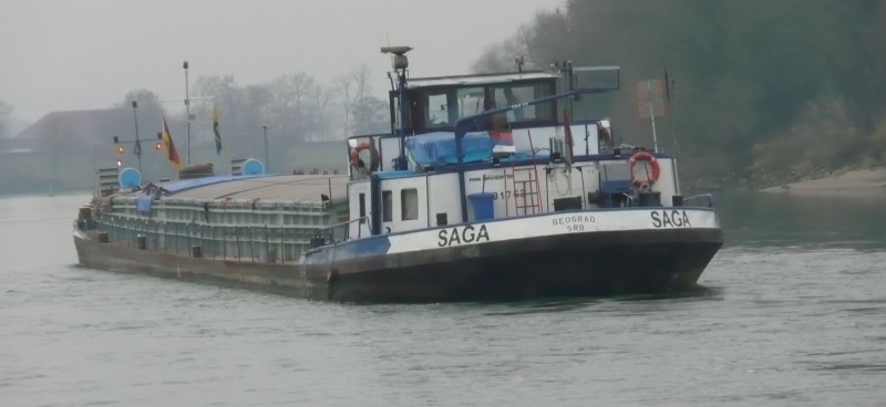 Servisch schip na vier dagen van grindbank in Donau