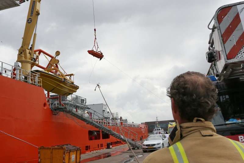 Hartinfarct bovenop scheepsbrug in IJmuiden
