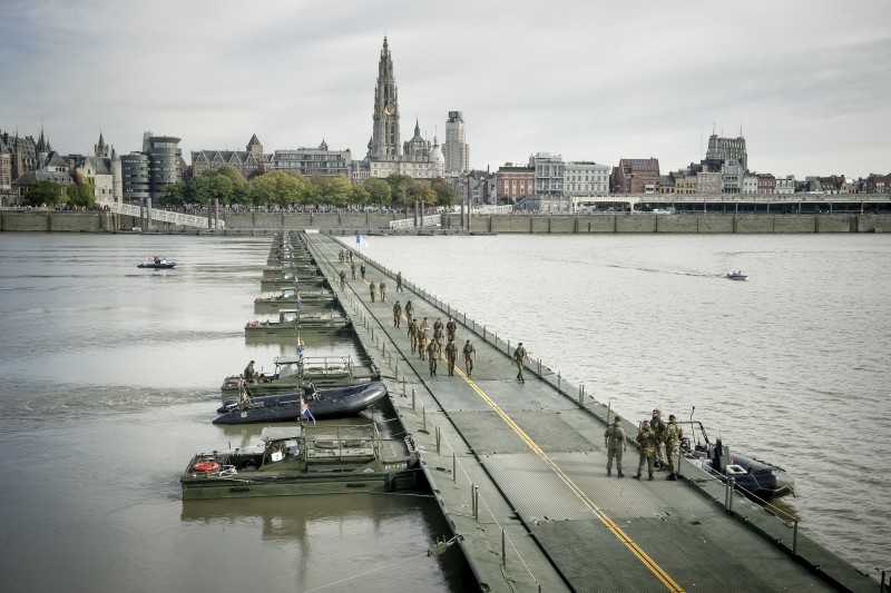 Antwerpen herdenkt Grote Oorlog met pontonbrug over de Schelde