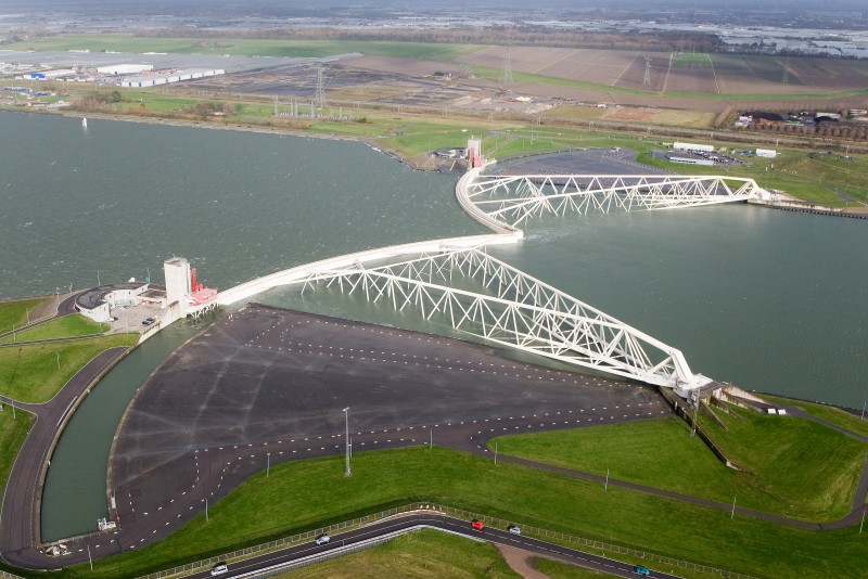 ‘Sluis in Nieuwe Waterweg beter dan dijkverhoging'