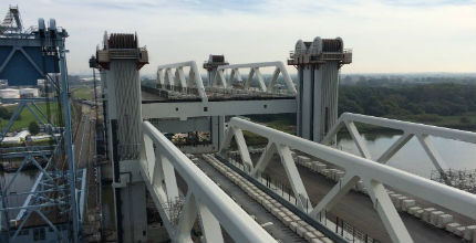 Tweede brugdek nieuwe Botlekbrug in hoogste stand