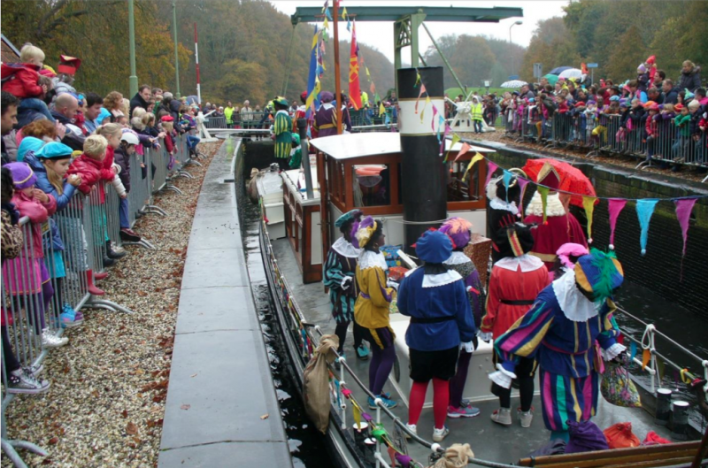 Sinterklaas vaart Apeldoorns kanaal op