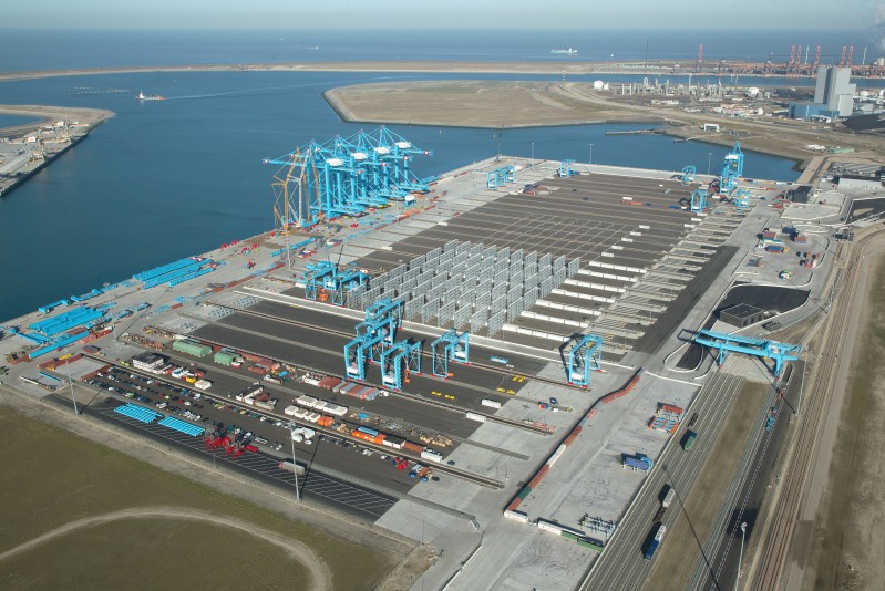 Koning opent containerterminal APM op Maasvlakte 2
