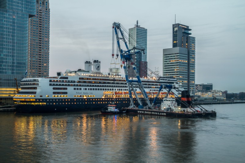 Spectaculaire hijsklus cruiseschip ms Rotterdam