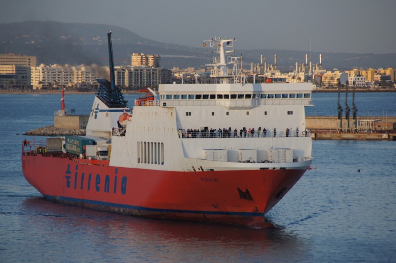 Opvarenden brandende ferry geëvacueerd 