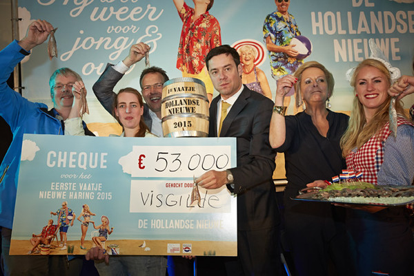 Eerste vaatje Hollandse Nieuwe levert 53.000 euro op