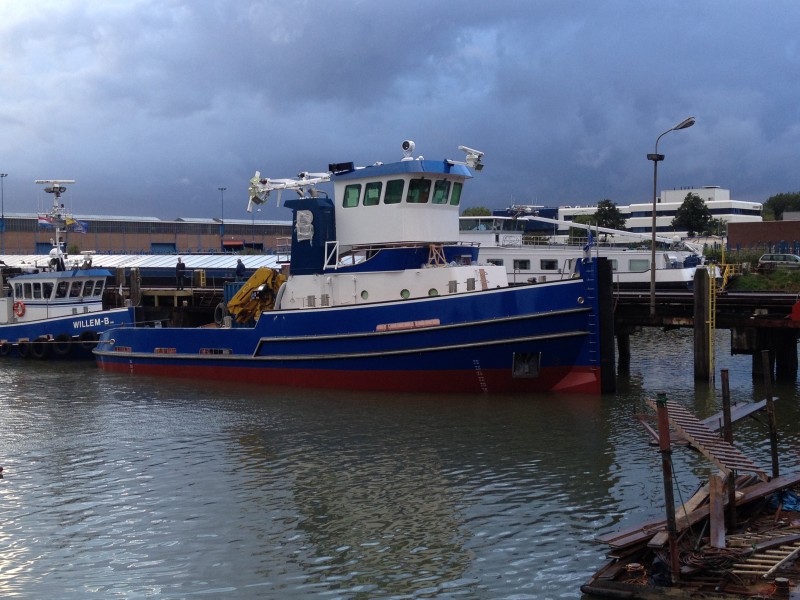 Hybride sleepboot Sil Jeske B bij Kooiman te water