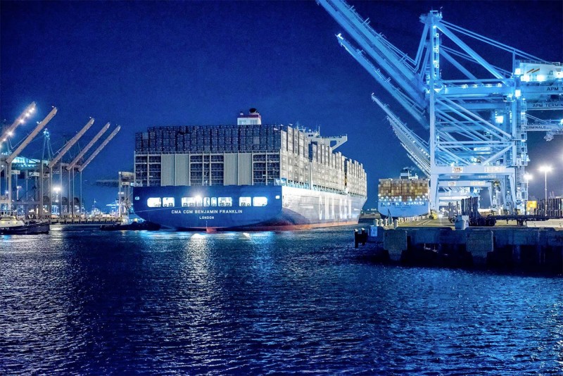 Grootste containerschip ooit legt aan in de VS