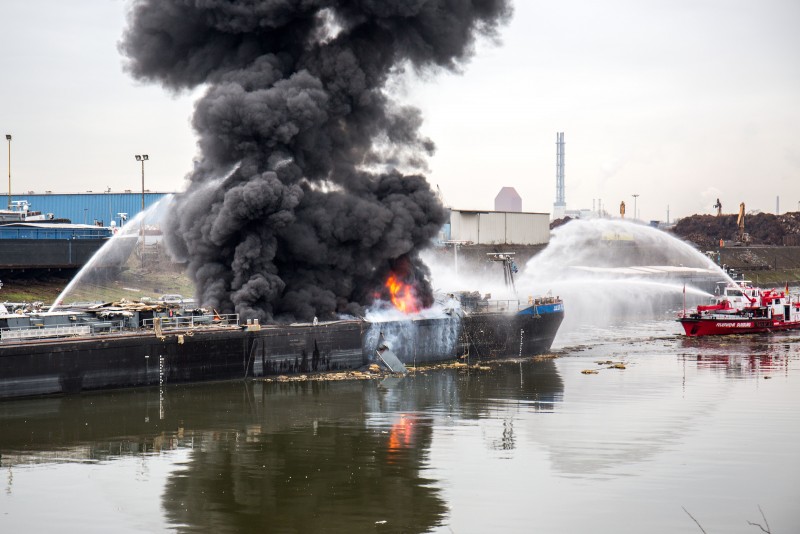 Twee doden bij tankerexplosie Duisburg