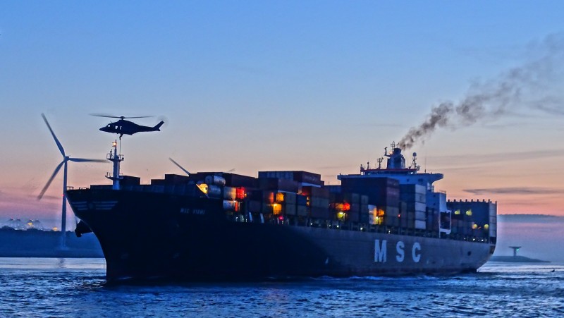 MSC schiet Port Defender te hulp