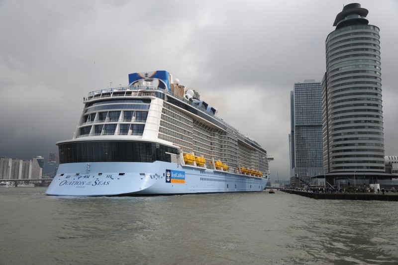 Ovation of the Seas voor korte stop in Rotterdam