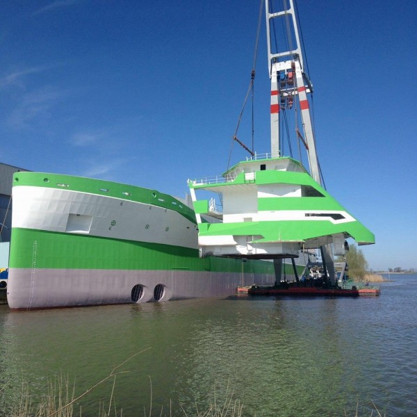 Casco zeeschip sober te water in Kampen (video)