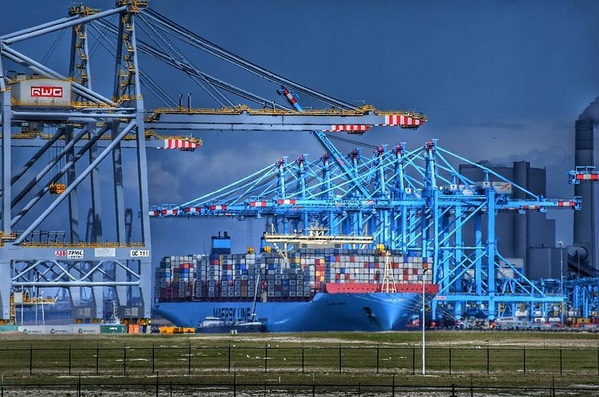 Maersk vervoert meer, maar verdient minder