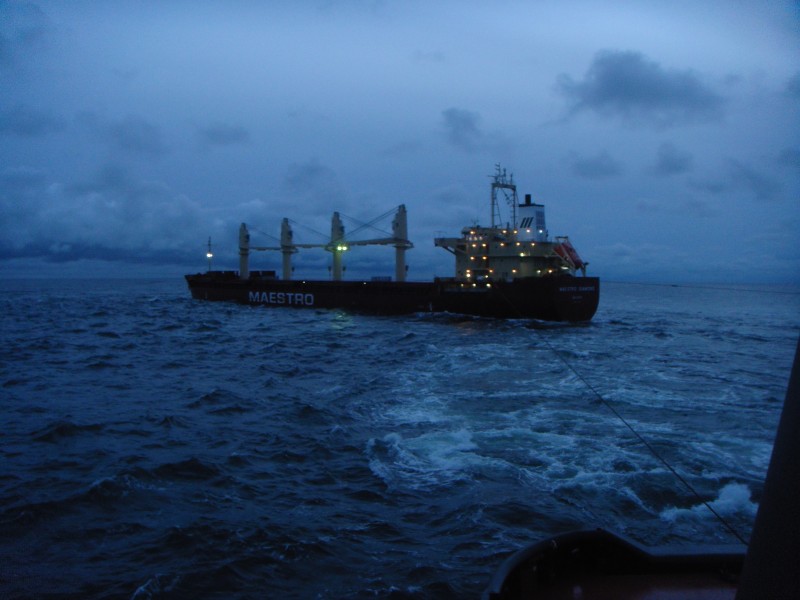 Slepers trekken bulkcarrier in Oostzee vlot