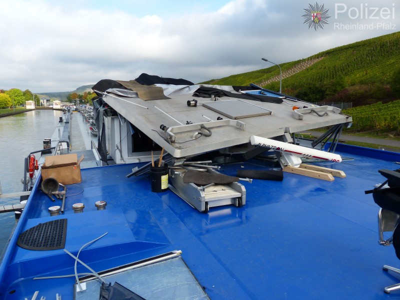 Tanker verliest dak stuurhuis bij brug Schweich