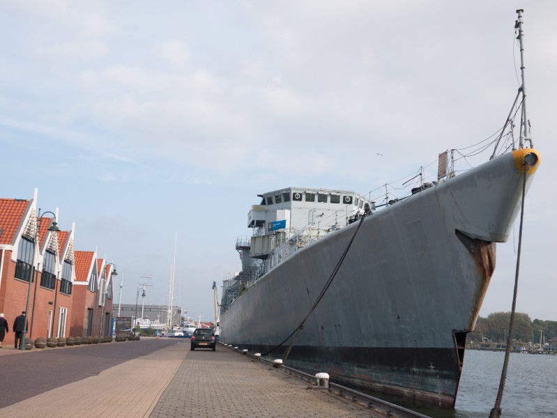 Duits fregat naar sloop in Kampen
