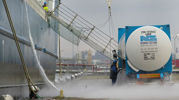 Eerste zeeschip gebunkerd met LNG in Amsterdamse haven