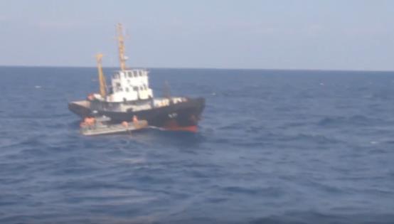 Russisch marineschip schiet Oekraïnse vissers te hulp (video)