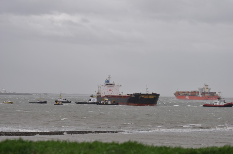 Storm doet bulkcarrier driften voor Terneuzen