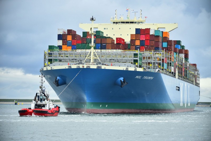 Containerreus MOL Triumph loopt Rotterdam binnen