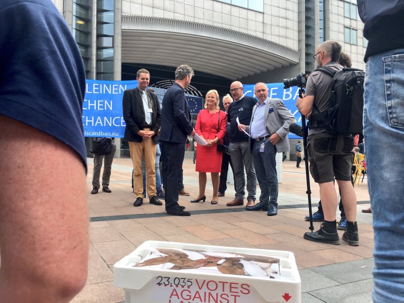 EMK biedt stevige petitie aan in Brussel