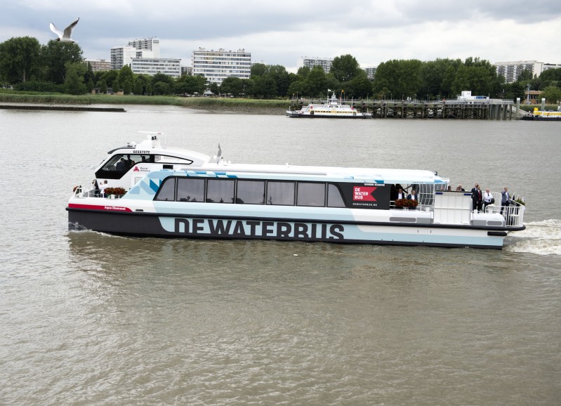 Antwerpen doopt eerste Damen-waterbus 