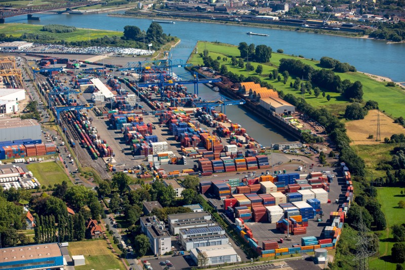 Binnenvaart in Duisburg verliest van weg en spoor