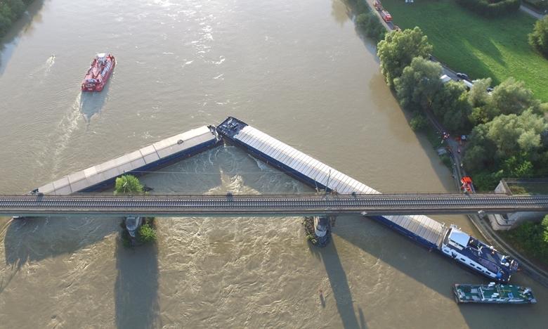 Koppelverband knakt tegen brugpijler op Donau