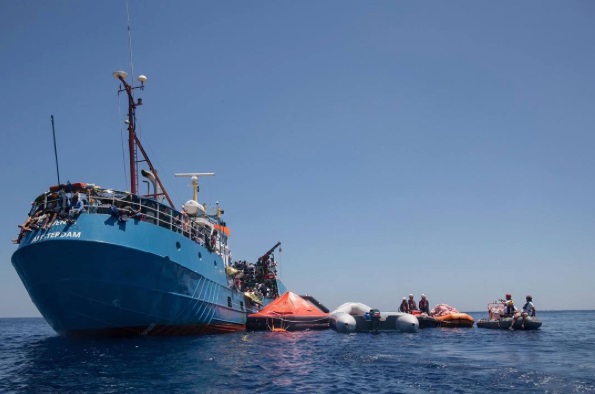 Italiaanse justitie legt Nederlands vluchtelingenschip aan de ketting