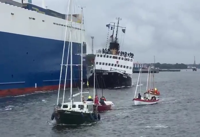 IJsbreker Stettin aangevaren door veerboot