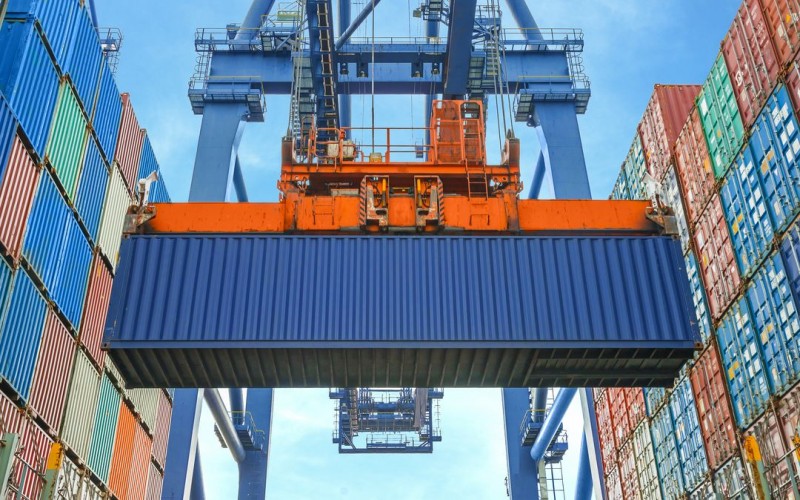 Containers stuwen overslag Rotterdam omhoog