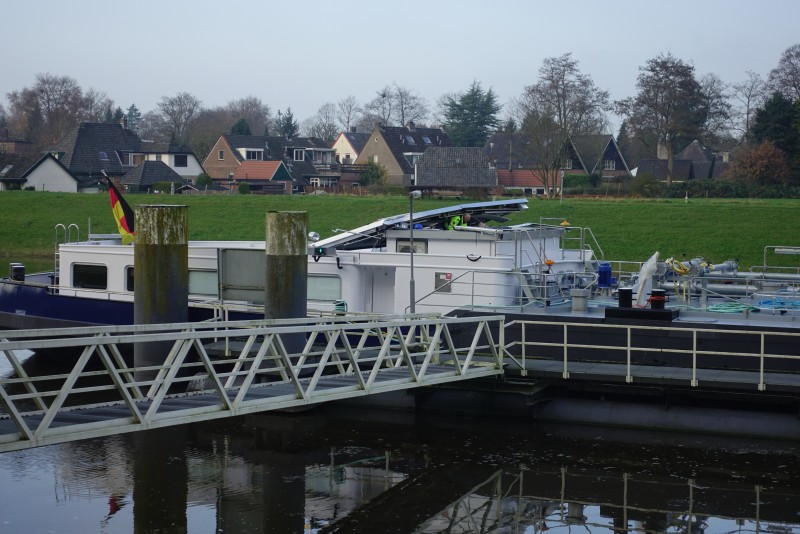 Tanker vaart stuurhut eraf in Zutphen