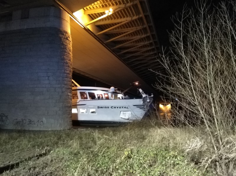 Zwitsers riviercruiseschip ramt brugpijler bij Duisburg, 25 gewonden