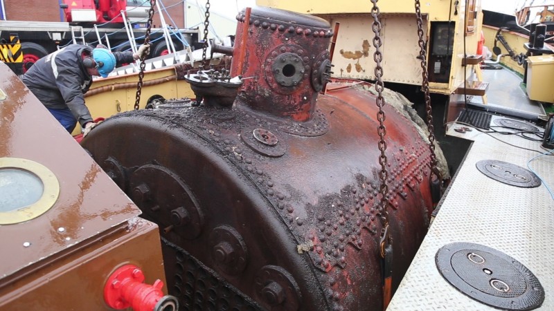Oude ketel uit stoomsleepboot Noordzee gehesen